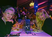 Schauspielerinnen Veronika von Quast und Sandra Steffl (©Foto: Gaby Hildenbrandt)